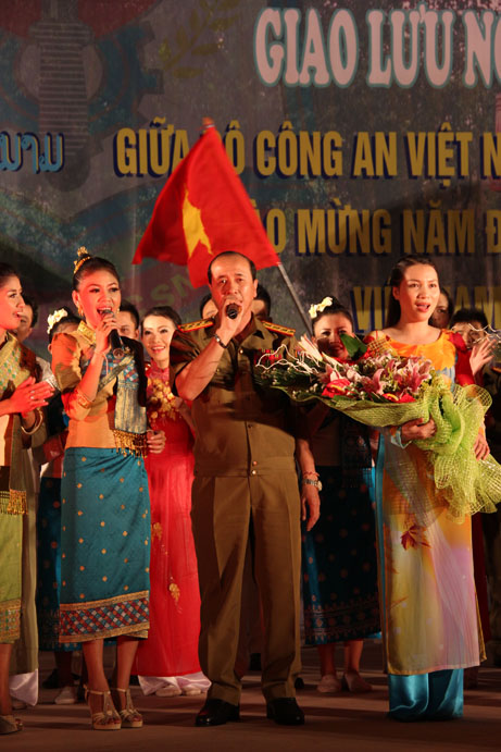 Các đồng chí lãnh đạo Bộ An ninh Lào trong đêm giao lưu